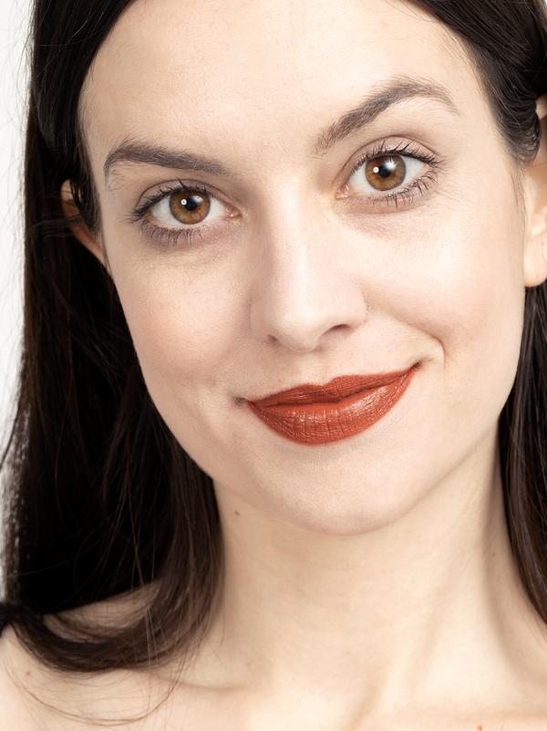 Au Naturale SuStain Liquid LipStick Salsa.